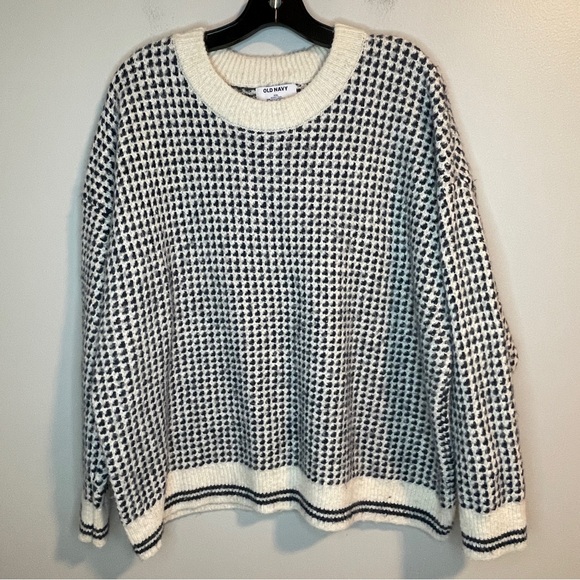 Old Navy Sweaters - Old Navy Monochrome Patterned Crew Neck Sweater